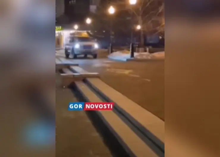 В Красноярске водитель на внедорожнике прокатился по тротуару около краевого суда