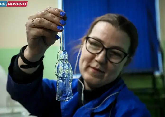 Красноярцам показали первую игрушку «Наставник» по эскизу школьницы
