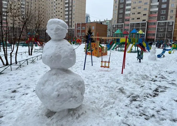 Красноярцы 8 марта массово лепили снеговиков