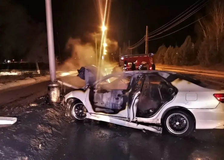В Железногорске двое угнали такси, попали в ДТП и чуть не сгорели