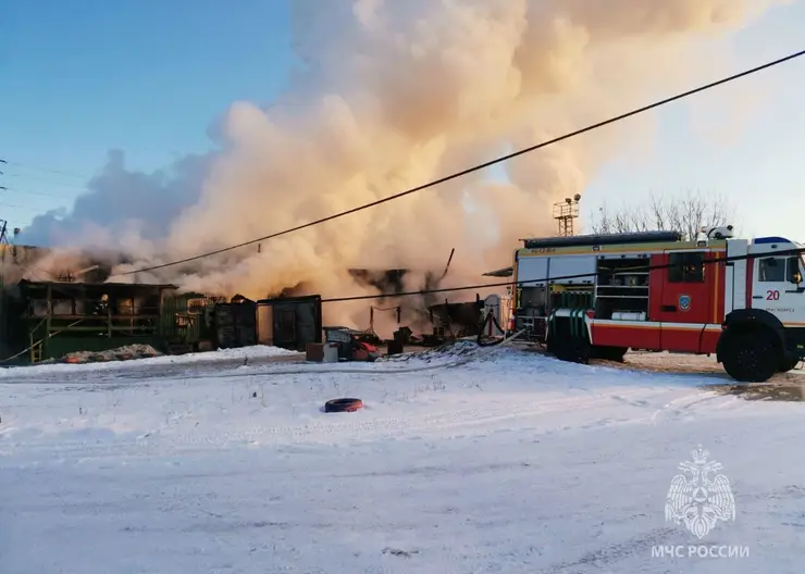 В Красноярске утром загорелся автосервис на улице 60 лет Октября