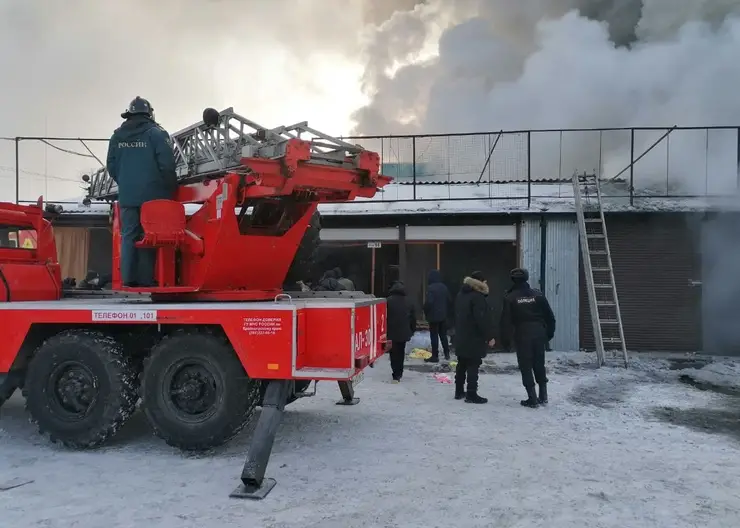В Красноярске потушили пожар на складе около КрасТЭЦ