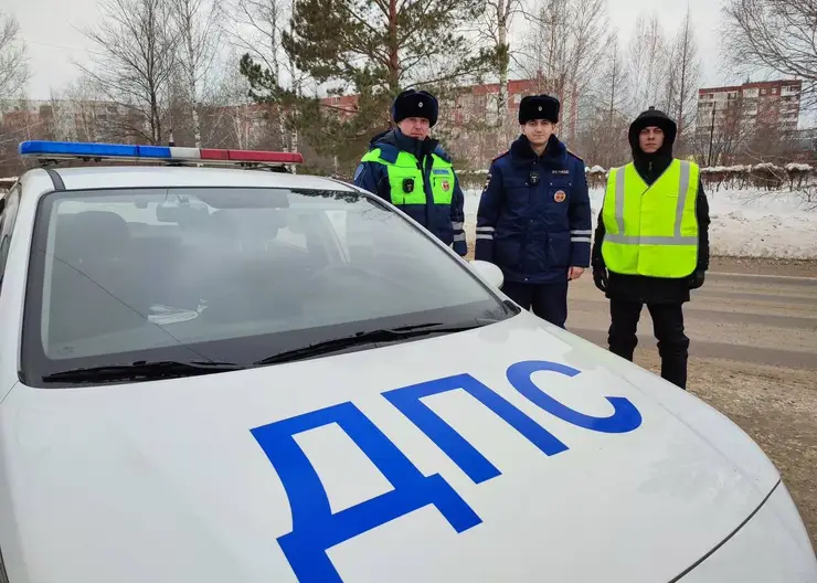 В Красноярском крае инспекторы ДПС помогли водителю заглохшего автобуса