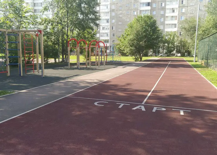 В Октябрьском районе Красноярска отремонтировали школьную спортплощадку