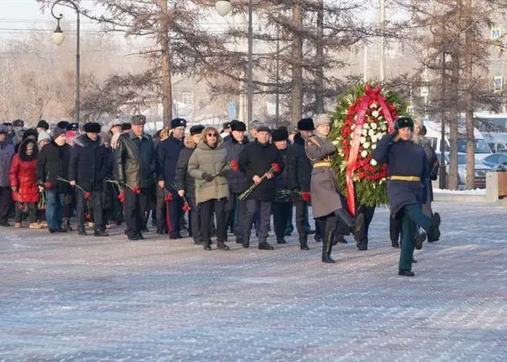 В Красноярске в день победы в Сталинградской битве провели митинг у Вечного огня