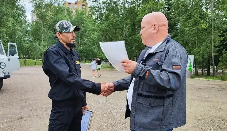 В Красноярске охранник озеро-парка «Октябрьский» спас тонущего человека