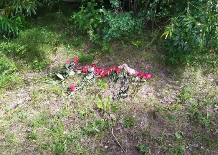 В Железногорске появился стихийный мемориал в память об убитой 16-летней девушке