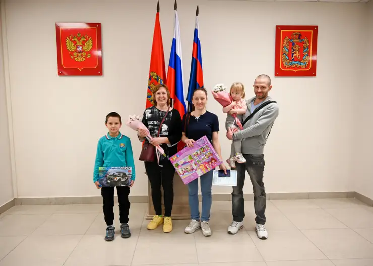 Украинская семья получила вид на жительство в Красноярске