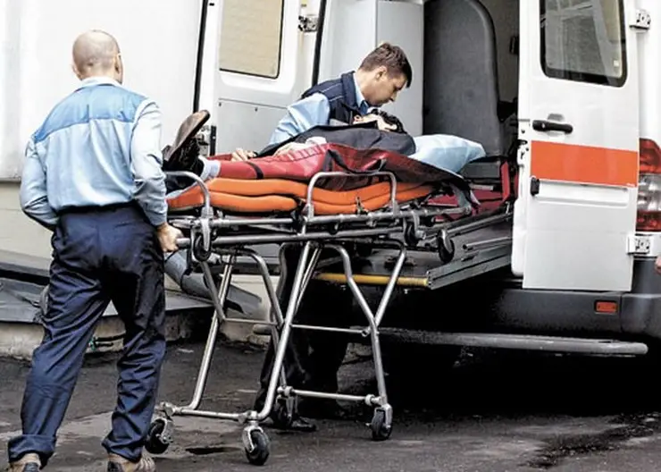 Машина скорой помощи больного в больницу. Человека увозят на скорой. Уносят на носилках в скорую.