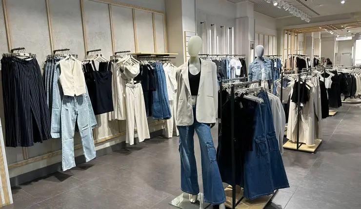 В Красноярске в ТРЦ «Планета» открылся магазин одежды Ecru