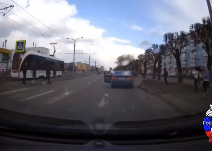 В Красноярске 7-летняя девочка переходила дорогу на красный и попала под колеса