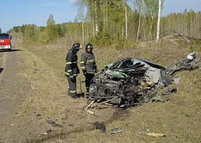 Иномарку разорвало на части в массовой аварии на трассе Красноярского края