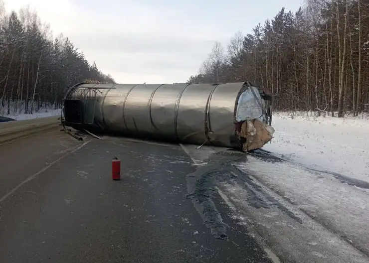 В Красноярском крае перевернулся грузовик с креозотом