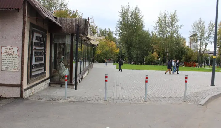 В Красноярске около автовокзала на тротуарах появились преграждающие столбики