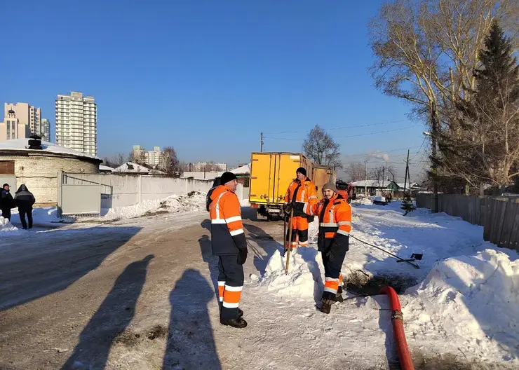 В Красноярске коммунальщики ликвидировали 4-метровую пробку в трубе канализации