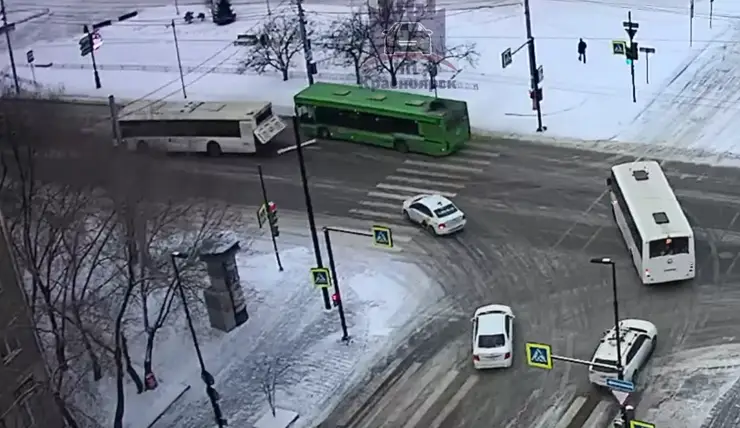 В центре Красноярска столкнулись две «маршрутки»