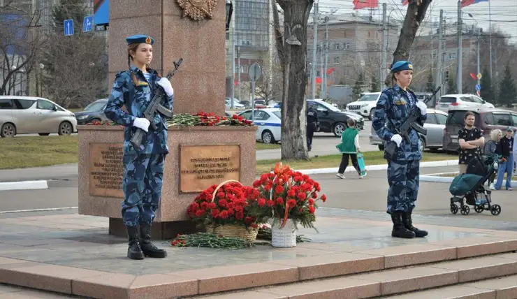 В Красноярске школьники заступили на пост у памятника фронтовикам «Журавли»