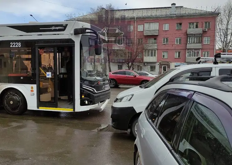 В Красноярске в аварии пострадала пассажирка троллейбуса