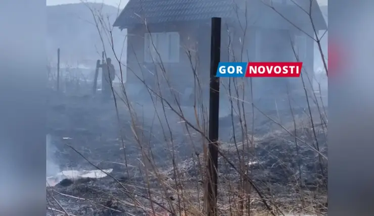 В Красноярске горит трава рядом с СНТ «Звезда-2»