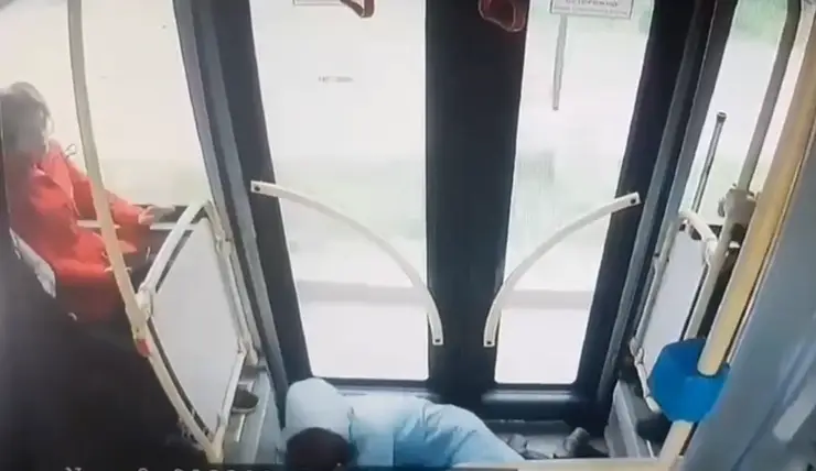 В Красноярске в автобусе № 11 пострадала пассажирка