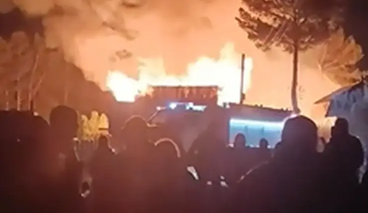 В Емельяновском районе ночью сгорели 5 домов и хозяйственные постройки