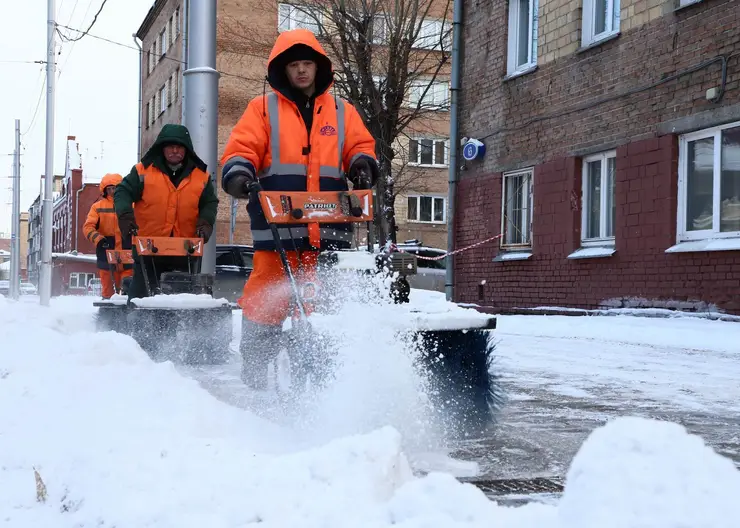 В Красноярске продолжают бороться с последствиями резкого потепления и ледяного дождя