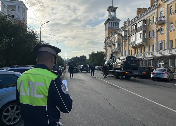 Полицейские массово эвакуируют автомобили нарушителей в центре Красноярска