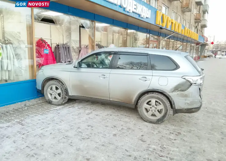 Иномарка въехала в здание магазина на «Красной площади» в Красноярске