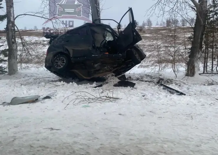 На трассе под Красноярском 38-летний водитель врезался в опору ЛЭП