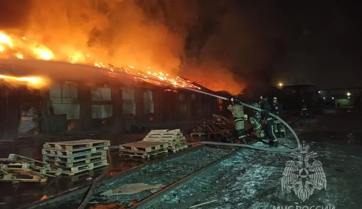 В Красноярске горит склад на площади 1000 кв. метров