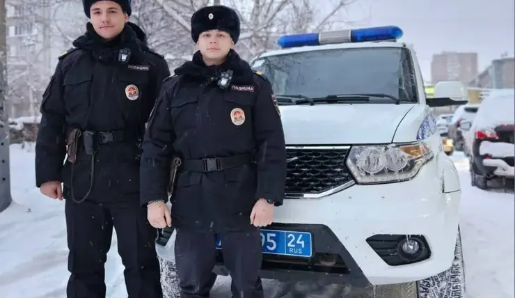 В Красноярске полицейские сняли с дерева мужчину