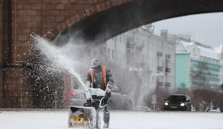 В Красноярске 20 декабря ночью снег убирали 144 машины