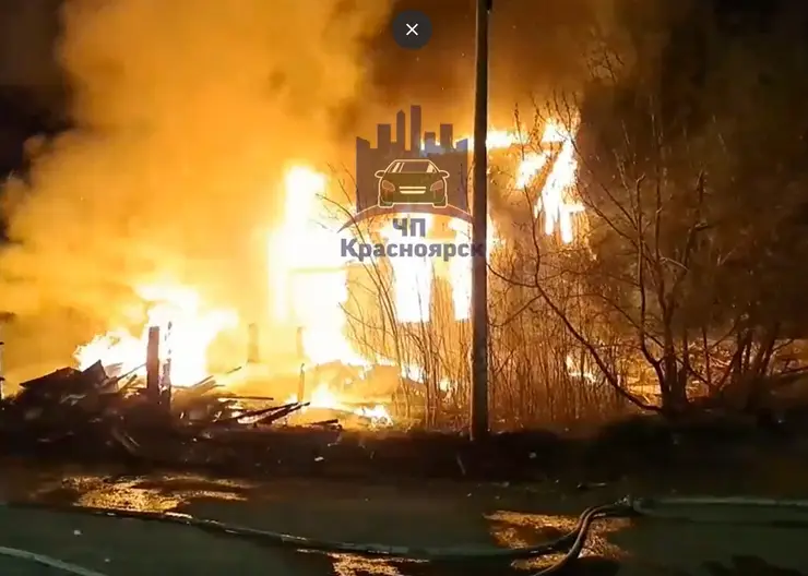 В Красноярске ночью на Спартаковцев сгорел одноэтажный деревянный дом с баней