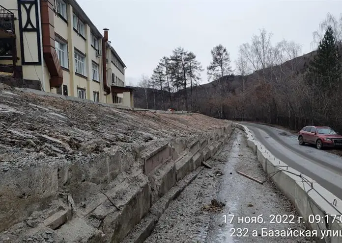 В Красноярске до конца 2022 года уберут подпорную стену на улице Базайской