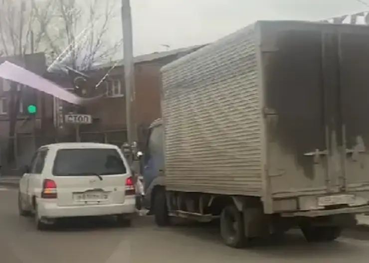 В Красноярске на улице Маерчака затруднено движение из-за аварии с четырьмя машинами