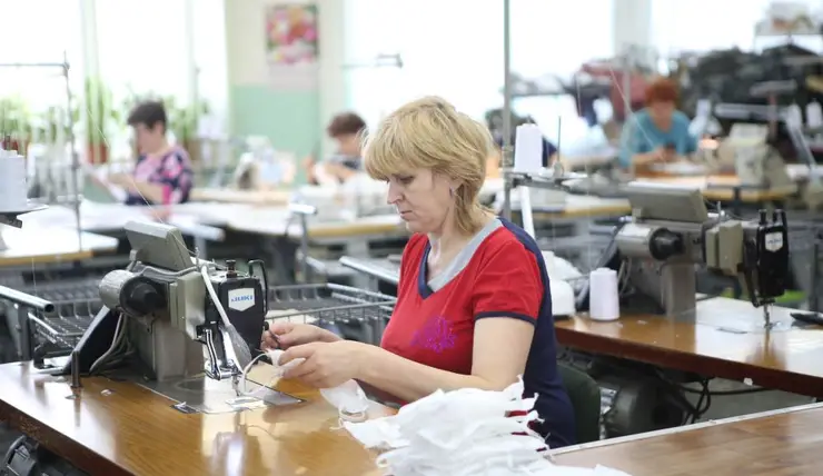 Предприятия Красноярского края могут не отменять масочный режим для работников