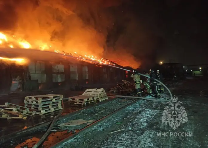 В Красноярске горит склад на площади 1000 кв. метров