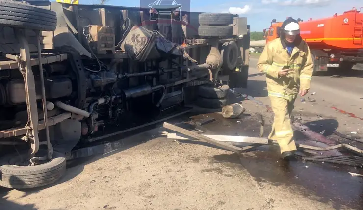 На Северном шоссе в Красноярске грузовой автомобиль упал набок