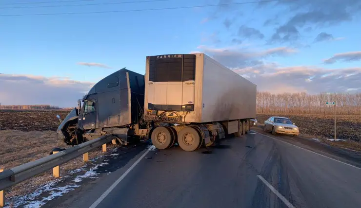 На трассе в Красноярском крае в столкновении двух машин погибла женщина-водитель