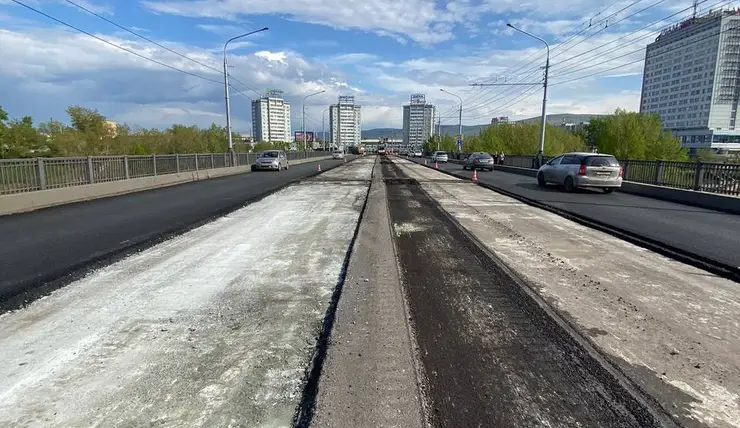 В Красноярске участок над Абаканской протокой на Коммунальном мосту начинают асфальтировать