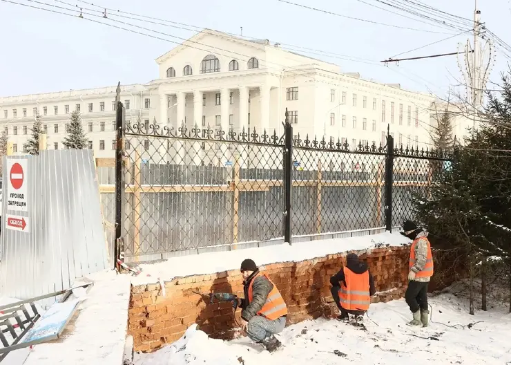 В Красноярске обновили ограду Центрального парка