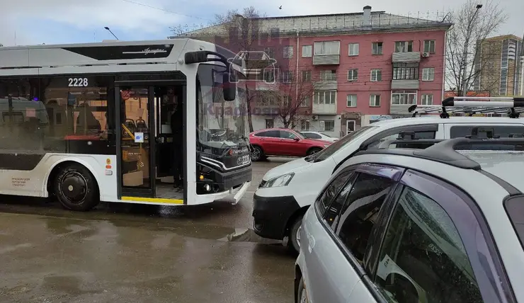 В Красноярске в аварии пострадала пассажирка троллейбуса