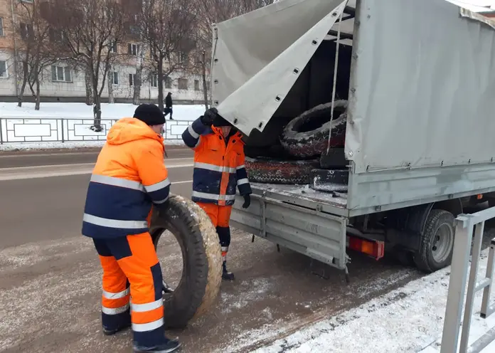 С начала года более 2000 покрышек вывезли с улиц Октябрьского района в Красноярске