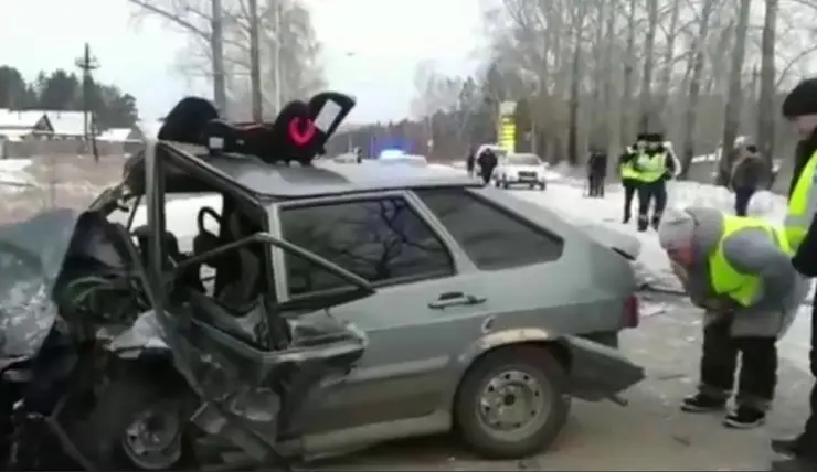 В Зеленогорске ВАЗ при обгоне столкнулся с тремя автомобилями