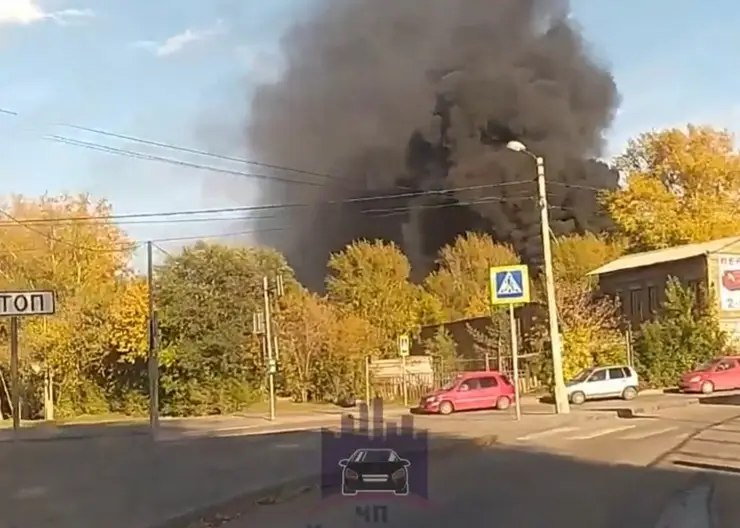 В Красноярске заметили чёрный столб дыма на улице Грунтовой