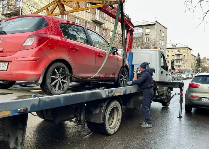 В центре Красноярска продолжают эвакуировать автомобили