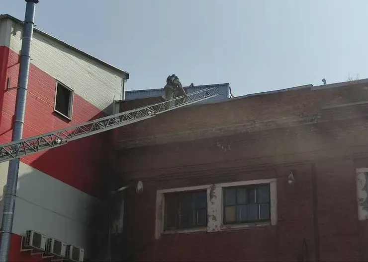 В Красноярске на Телевизорной горит шиномонтажка на площади 20 кв. метров