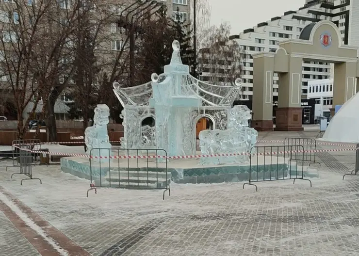 В Красноярске из-за теплой погоды закрывают ледовые горки и фигуры