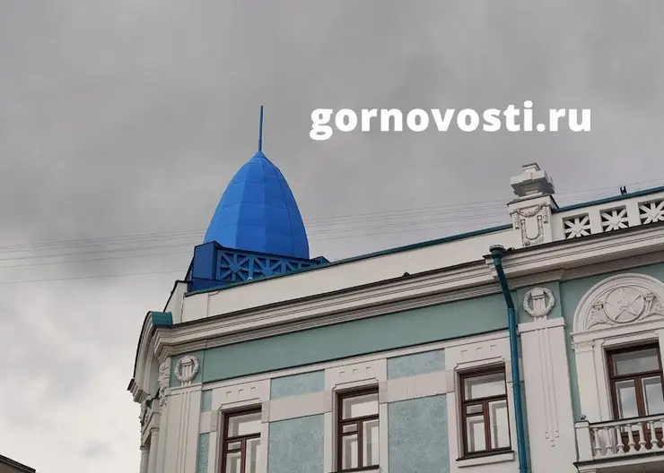 В Красноярске перекрасили разрисованный вандалами купол на здании купца Гадалова