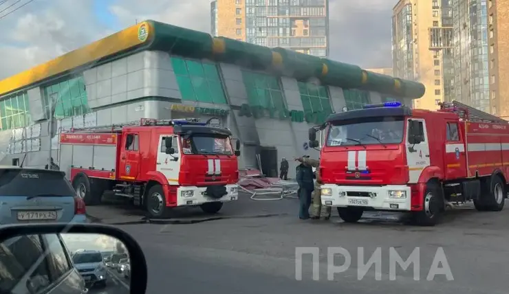В Красноярске на Партизана Железняка горит автомойка на 70 кв. метрах